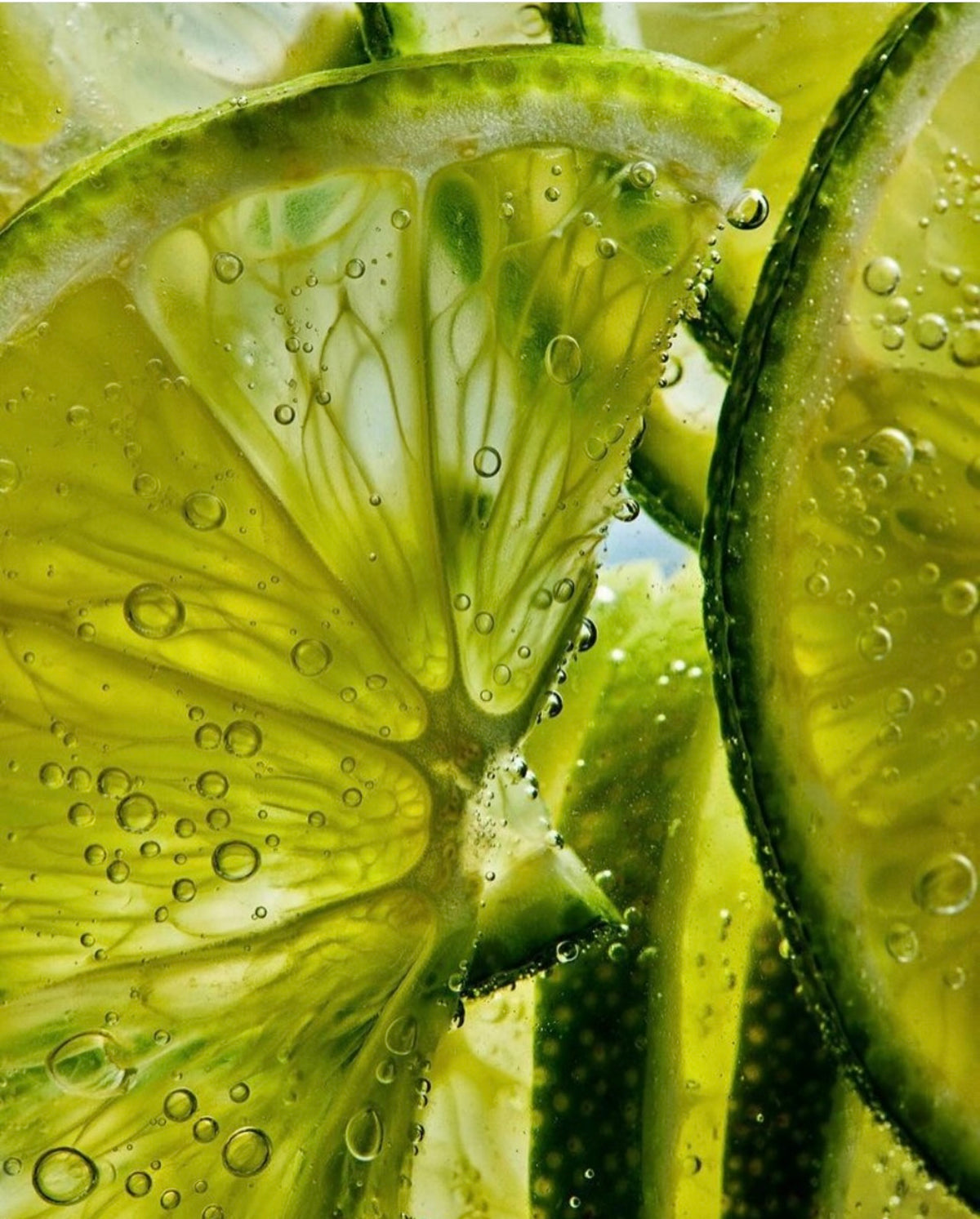 Tranches de citron vert, univers frais du gommage corps Thé Vert Mandarine GUAPA