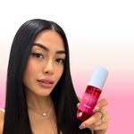 femme se parfume avec une brume de parfum